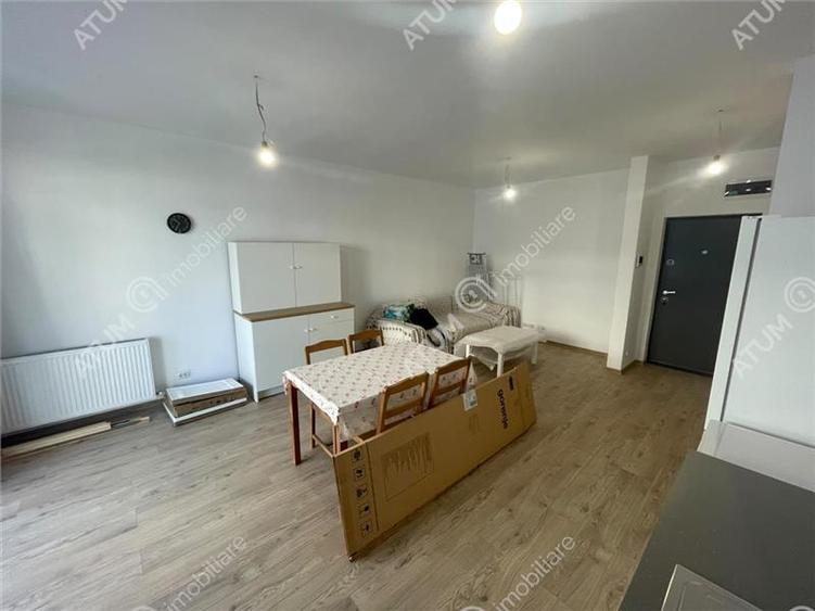 Apartament cu 2 camere semidecomandat, mobilat în Exterior Vest