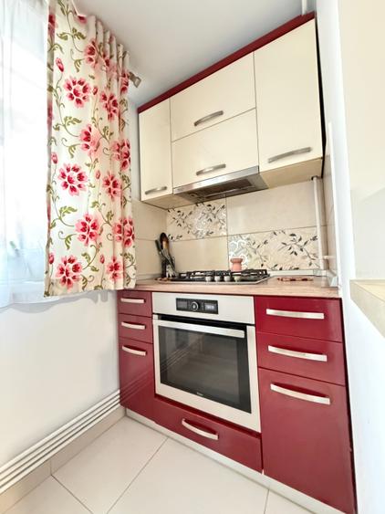 Apartament cu 4 camere decomandat în Nicolina