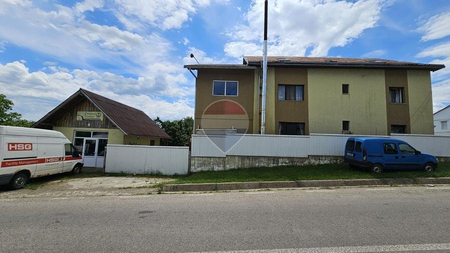 Casă individuală cu 9 camere cu Teren 900 Mp în Central