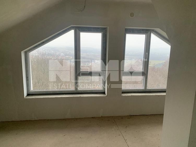 Penthouse cu 4 camere semidecomandat în Periferie