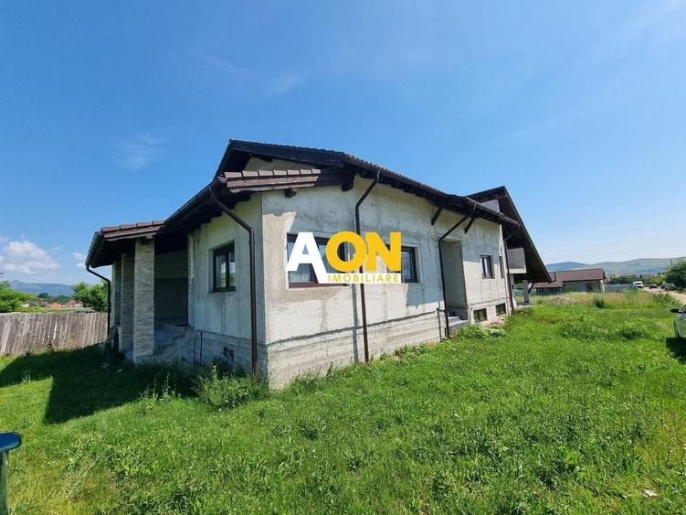 Casă individuală cu 4 camere cu Canalizare în Micești