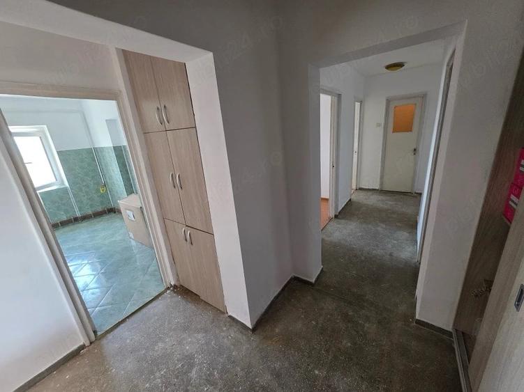 Apartament cu 3 camere decomandat în Sud