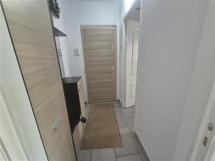 Apartament cu 3 camere semidecomandat în Dacia