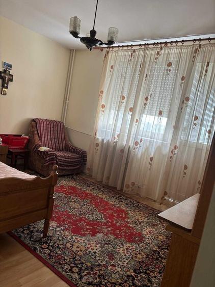 Apartament cu 3 camere semidecomandat, mobilat în Central