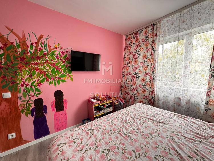 Apartament cu 3 camere semidecomandat, mobilat în Est