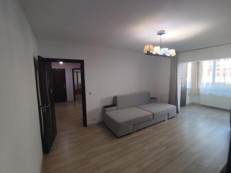 Apartament cu 3 camere semidecomandat, mobilat în Tractorul