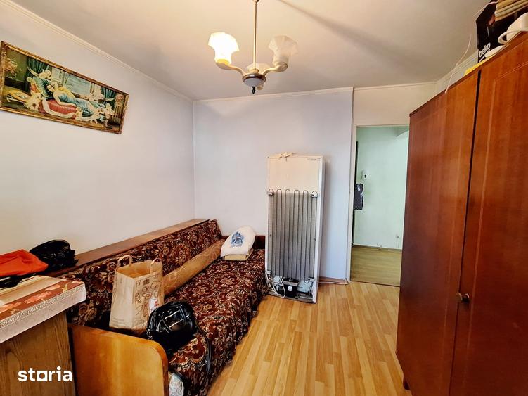 Apartament cu 3 camere semidecomandat în Mioriței