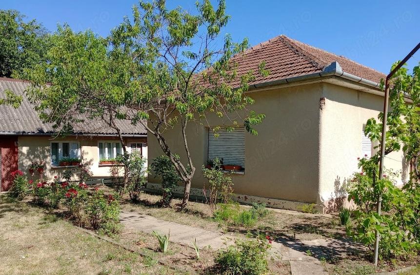 Casă cu 4 camere cu Teren 4000 Mp în Central