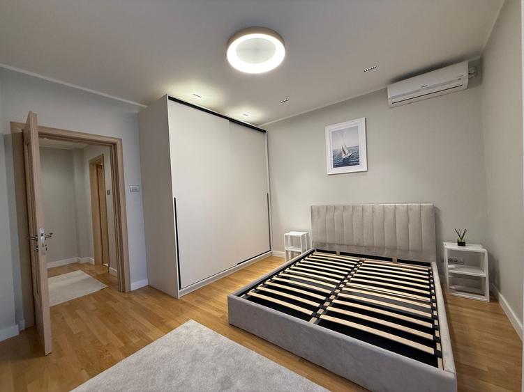 Apartament cu 3 camere semidecomandat, mobilat în Capitale