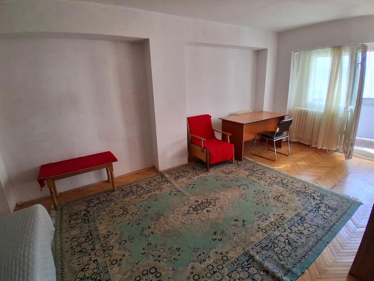 Apartament cu 3 camere decomandat în Păcurari