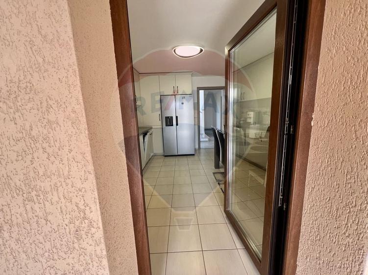 Casă cu 8 camere cu Teren 792 Mp în Cristian