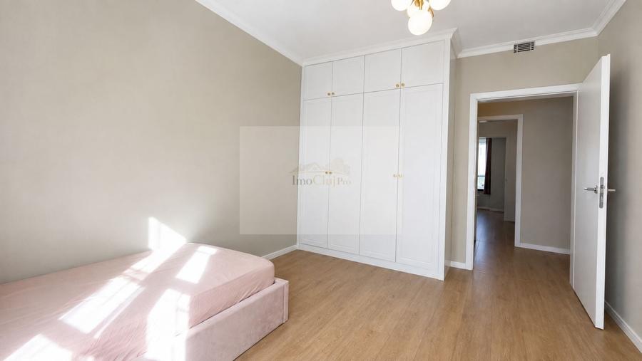 Apartament cu 3 camere semidecomandat, mobilat în Semicentral