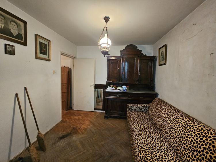 Apartament cu 3 camere semidecomandat în Cetății