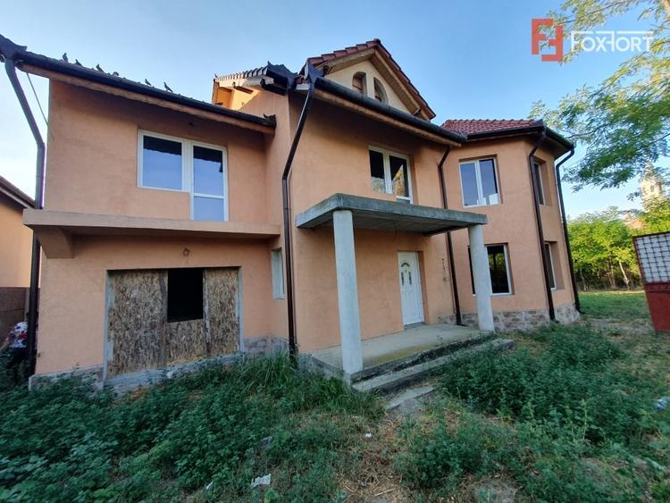 Casă individuală cu 5 camere cu Canalizare în Jebel