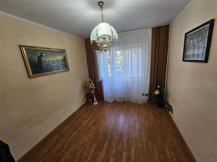 Apartament cu 3 camere decomandat în Micro IV