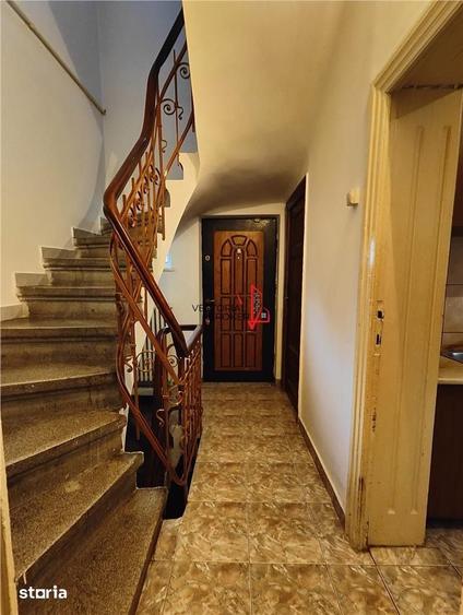 Casă cu 8 camere cu Teren 374 Mp în Grivița