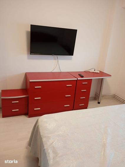 Apartament cu 3 camere semidecomandat în Obor