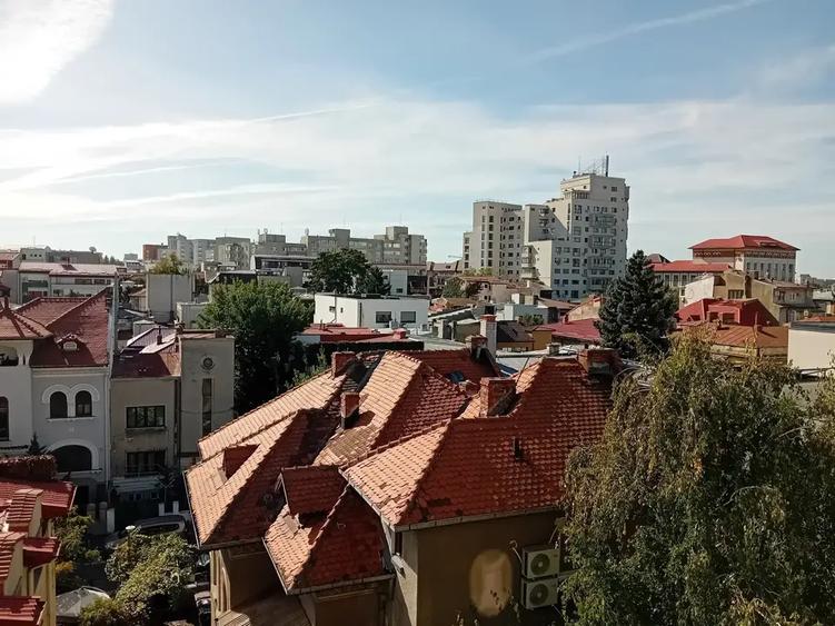Apartament cu 6 camere decomandat în Floreasca