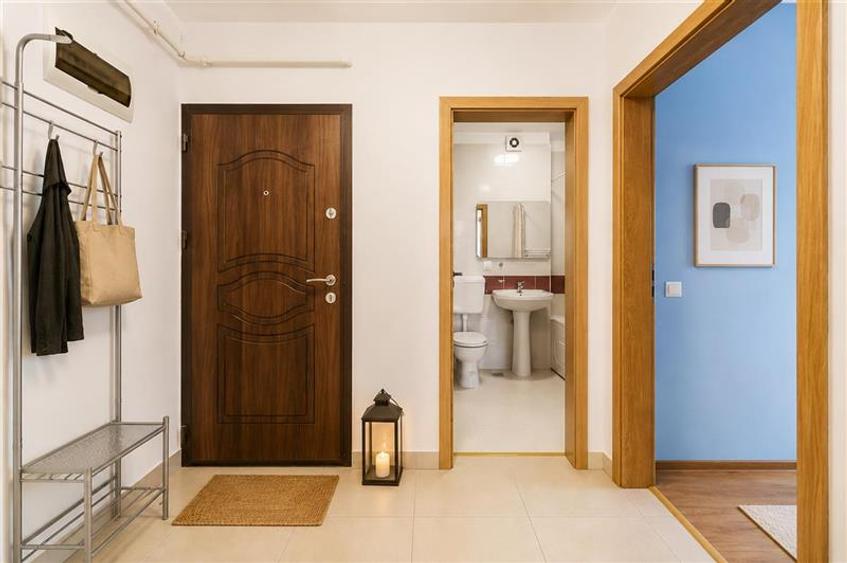 Apartament cu 3 camere decomandat, mobilat în Tractorul