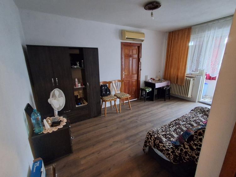Apartament cu 2 camere semidecomandat în Craiovița Nouă