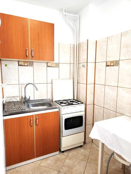 Inchiriez garsoniera decomandata , zona Titulescu , bloc anvelopat , etaj 10 din 11 , cu vedere superba catre Casa Poporului , utilata complet - 1