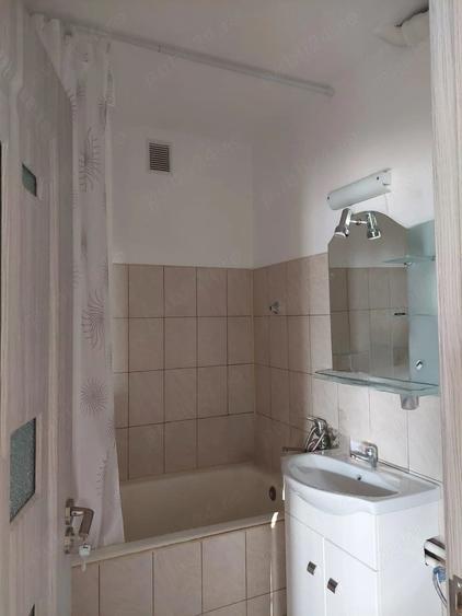 Apartament cu 3 camere semidecomandat în Palat