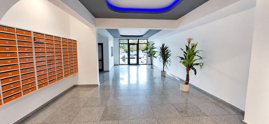 Apartament cu 3 camere semidecomandat în Tractorul