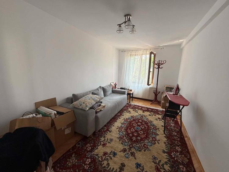 Apartament cu 3 camere semidecomandat în Andrei Mureșanu