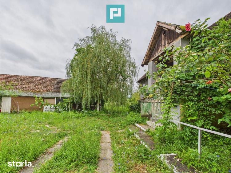 Casă cu 2 camere cu Teren 2473 Mp în Conop