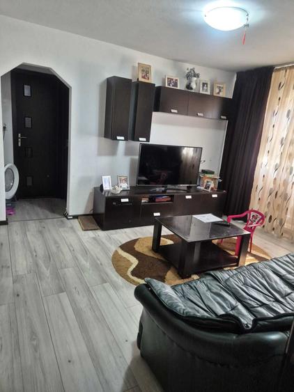 Apartament cu 3 camere semidecomandat în Exterior Vest