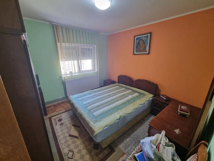 Apartament cu 3 camere decomandat, mobilat în Dacia