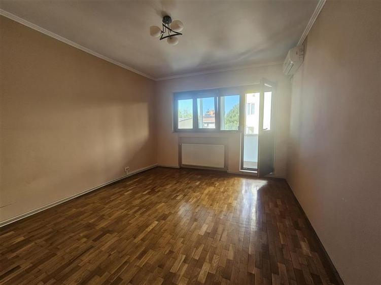 Apartament cu 3 camere decomandat în Domenii