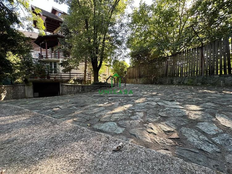 Casă individuală cu 7 camere cu Canalizare în Cartierul Nord