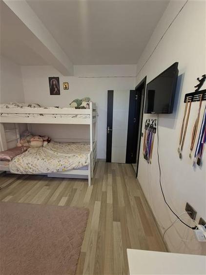 Apartament cu 3 camere nedecomandat, mobilat în Tractorul