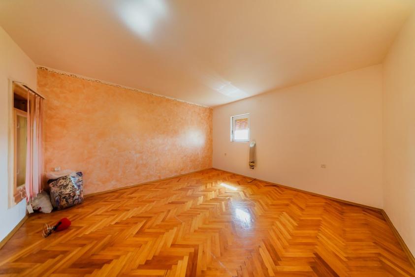 Casă individuală cu 6 camere cu Canalizare în Aradul Nou