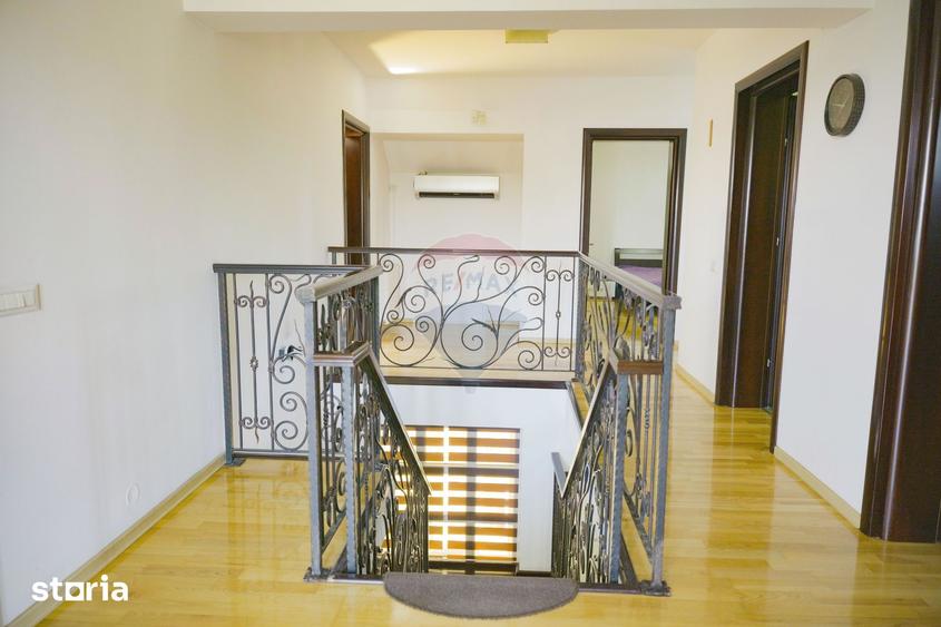 Casă cu 7 camere cu Teren 3093 Mp în Girov