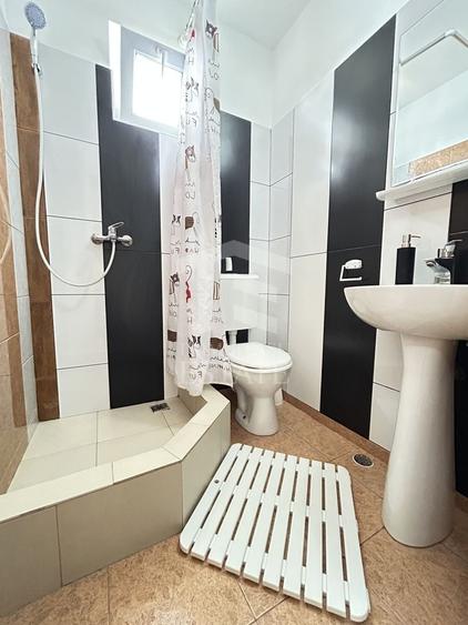 Casă individuală cu 10 camere cu Canalizare în Sud