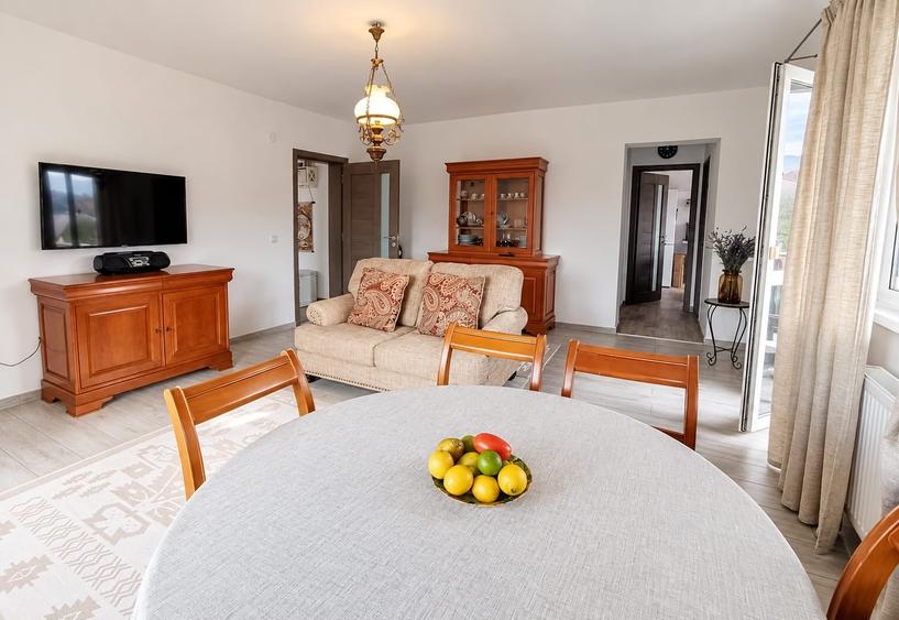 Apartament cu 2 camere semidecomandat în Cristian