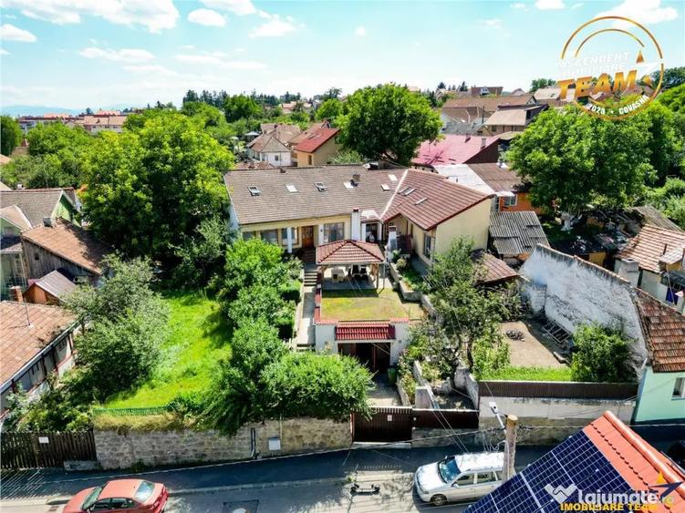 Casă cu 7 camere cu Teren 547 Mp în Central