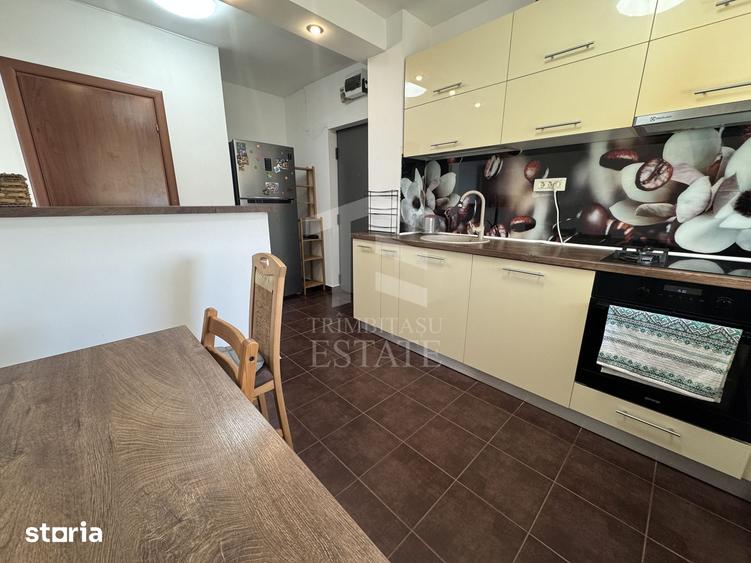 Apartament cu 3 camere semidecomandat în Tei