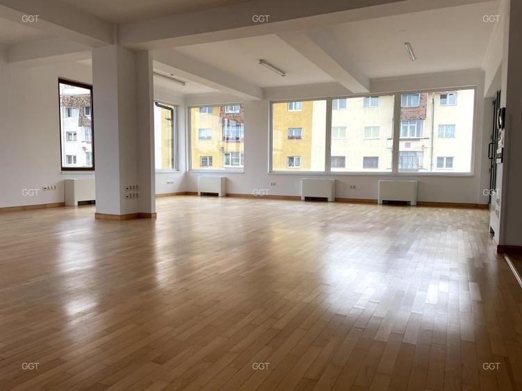 Birou, de 200 mp, în Central