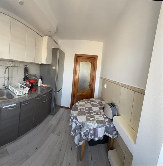 Apartament cu 3 camere semidecomandat în Central