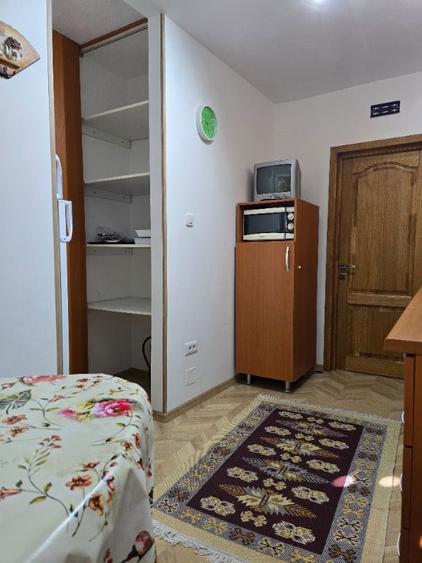 Apartament cu 3 camere semidecomandat în 1 Mai