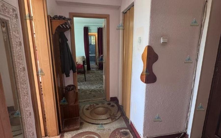 Apartament cu 3 camere semidecomandat în Central