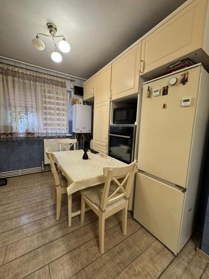 Apartament cu 2 camere semidecomandat, mobilat în Mărgeanului