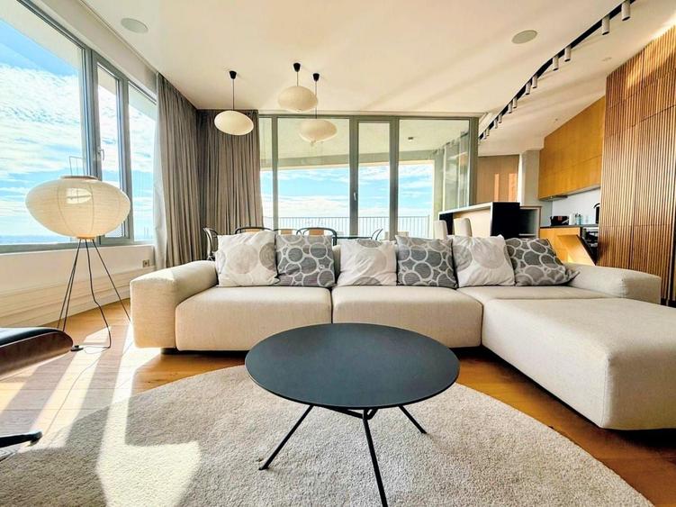 Penthouse cu 4 camere, mobilat în Central