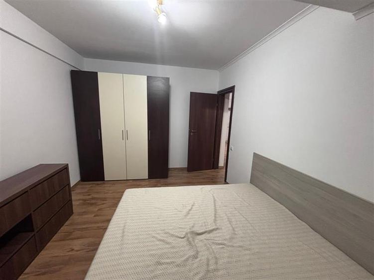 Apartament cu 3 camere semidecomandat în Berceni