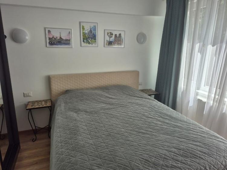 Apartament cu 3 camere semidecomandat, mobilat în Podu Roș