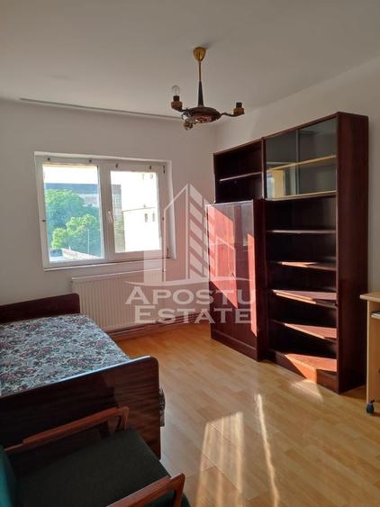 Apartament cu 3 camere decomandat, mobilat în Lipovei