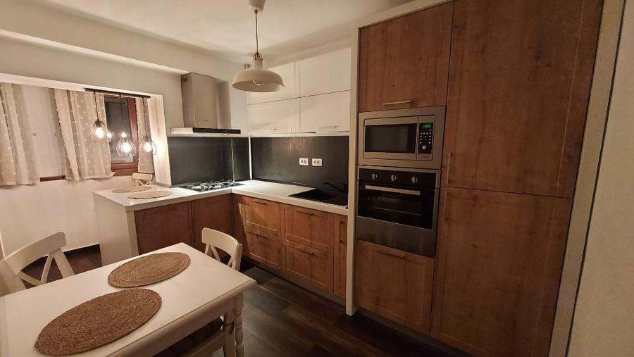 Apartament cu 3 camere decomandat în Libertății